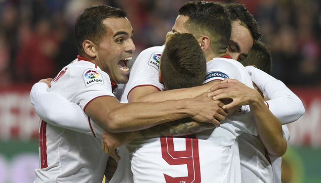 el sevilla celebra un gol