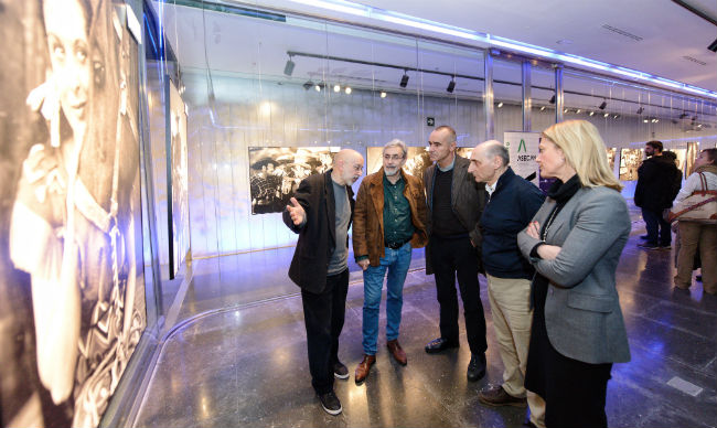 Antonio Muñoz junto a Javier Paisano, Miguel Olid, Manuel Marvizóny Verónica Repiso, en la inauguración de la exposición fotográfica 'García Maroto: de Jaén a Hollywood'