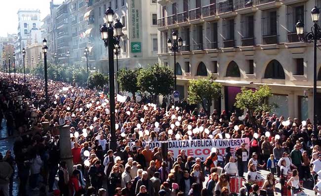 Multitudinaria asistencia en la Avenida de la Constitución, ante la sede del SAS/@rosagarciacab