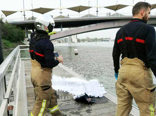 Imagen del cuerpo en el pantalán del Paseo de la O/ Emergencias Sevilla