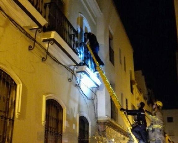 ladron bajando escaleras bomberos 1