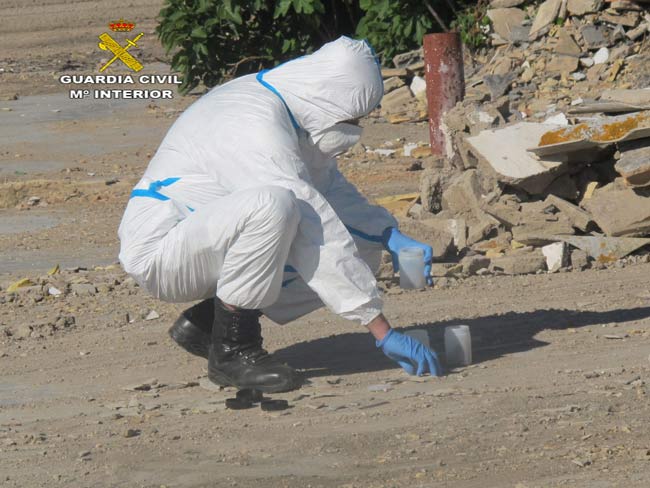 SEPRONA-RECOGIENDO-MUESTRAS