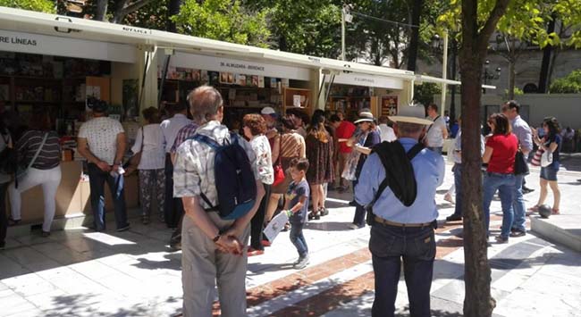 gente-feria-libro-sevilla