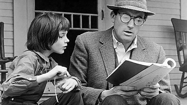 Mary Badham y Gregory Peck en un fotograma de Matar a un Ruiseñor