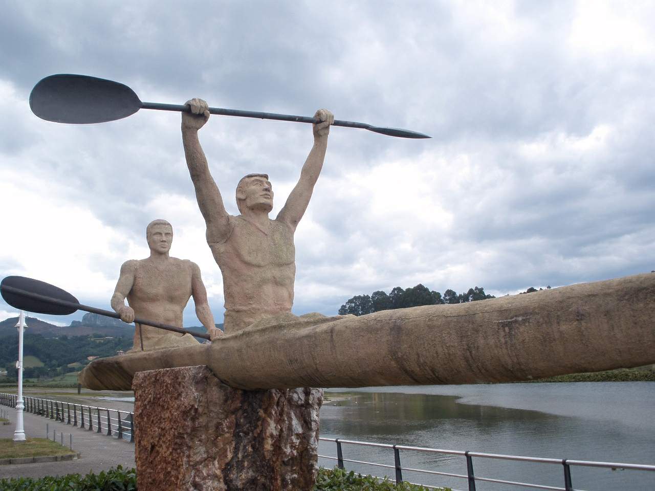 Ribadesella - escultura representativa del Descenso del Sella