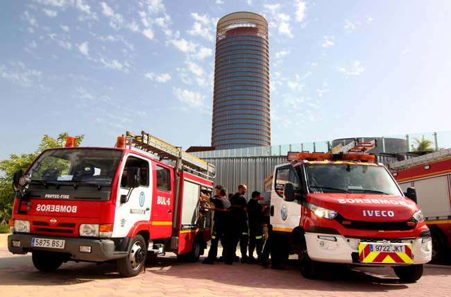 Bomberos-en-la-Torre-Sevilla