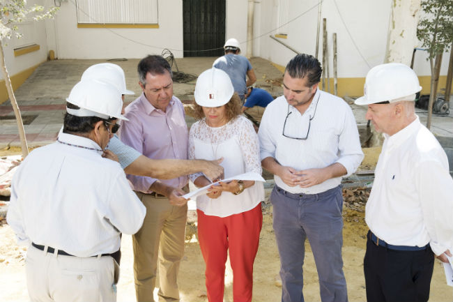 Foto alcalde obras colegios