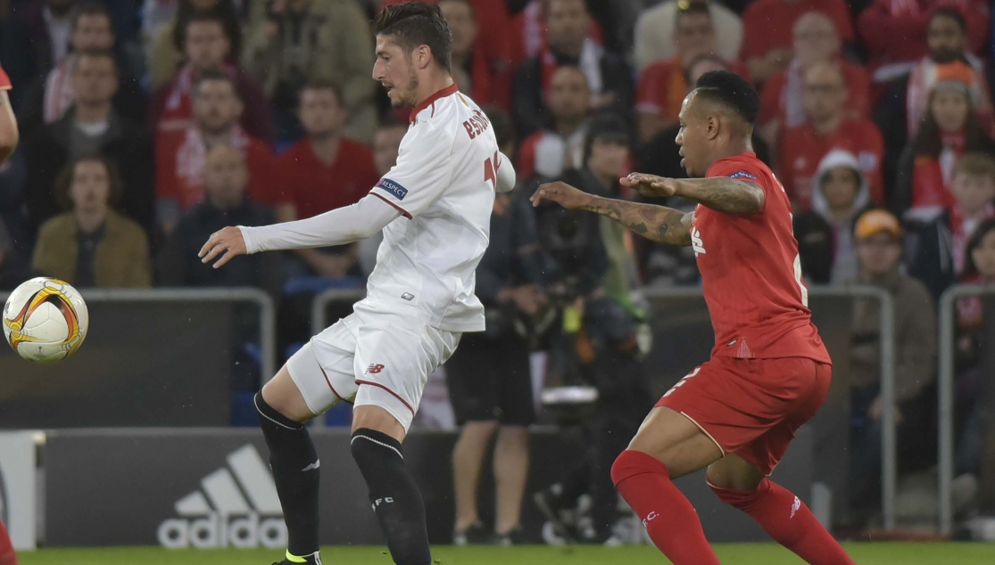 Escudero ante el Liverpool