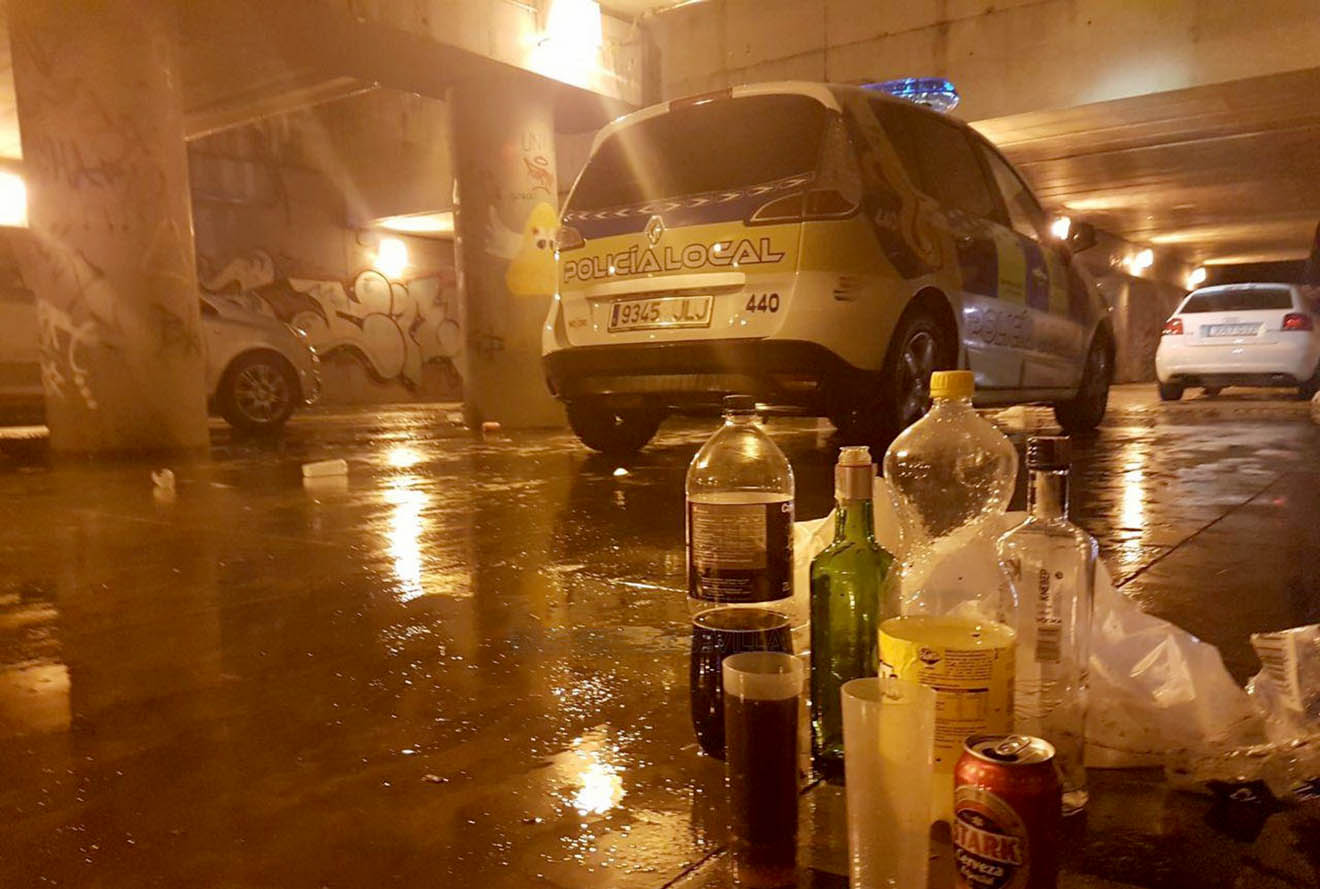 Coches de policía patrullan en un botellón