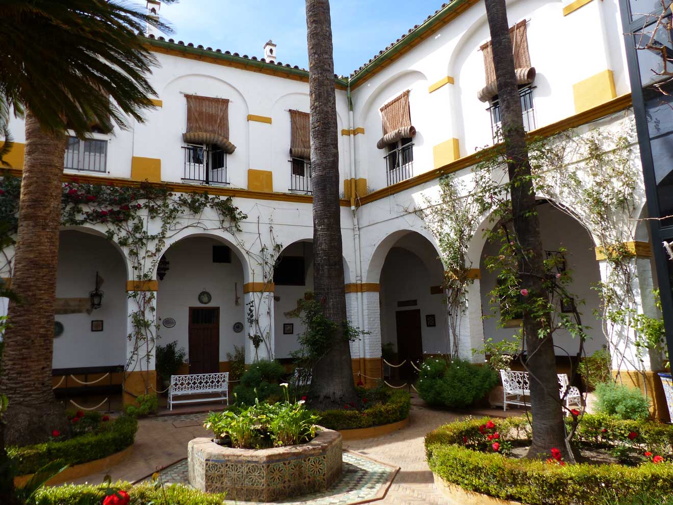 patio del palacio de las dueñas