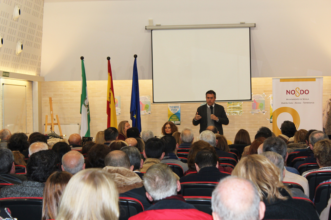 Alcalde en la reunión del Metro en Sevilla Este