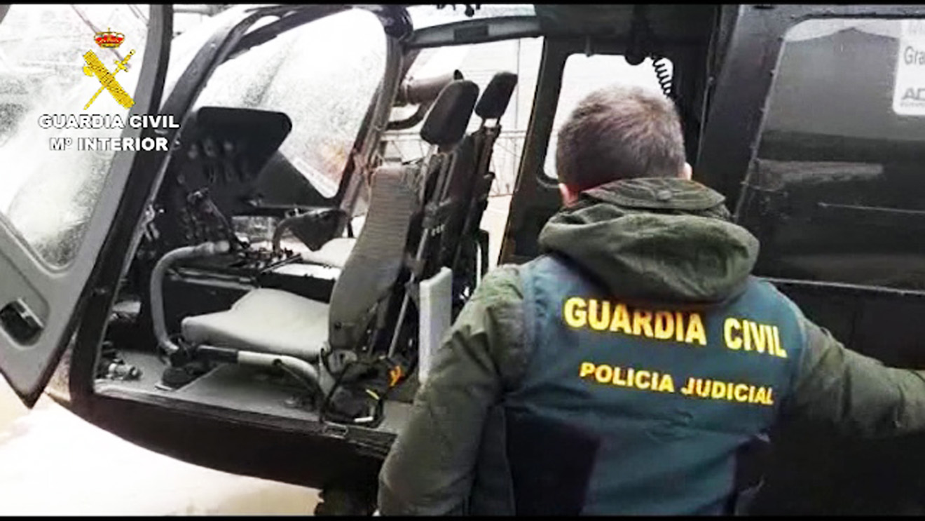 Helicóptero incautado por la Guardia Civil en Las Cabezas de San Juan