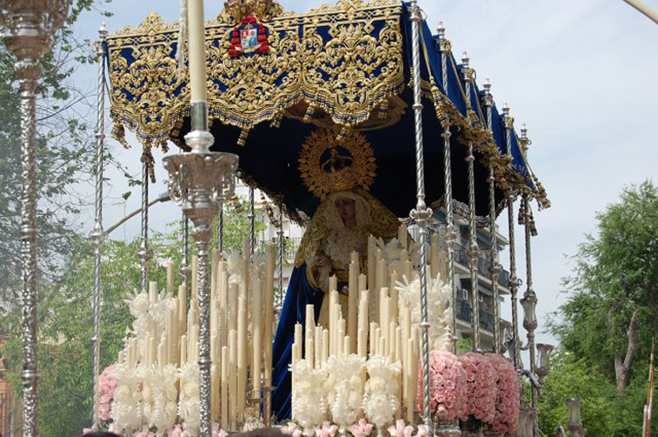 Paso de palio del Carmen Doloroso en procesión