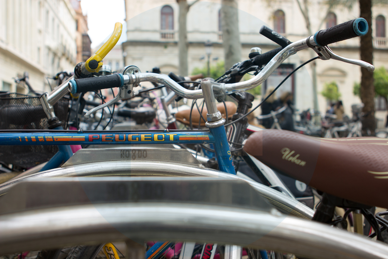 Detalle de bicicletas aparcadas en Sevilla