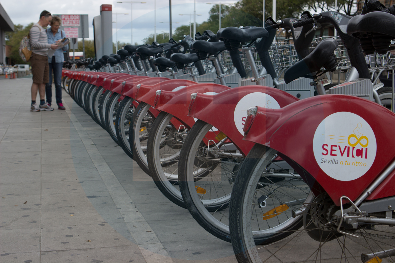 Bicicletas aparcadas en Sevilla / Pablo López