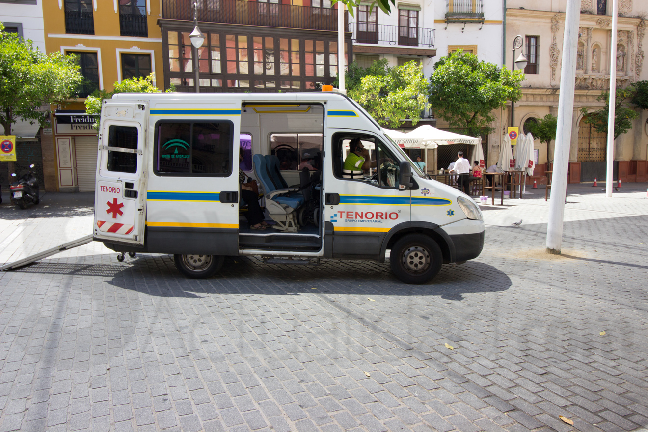 Ambulancia por la calor en el centro de Sevilla