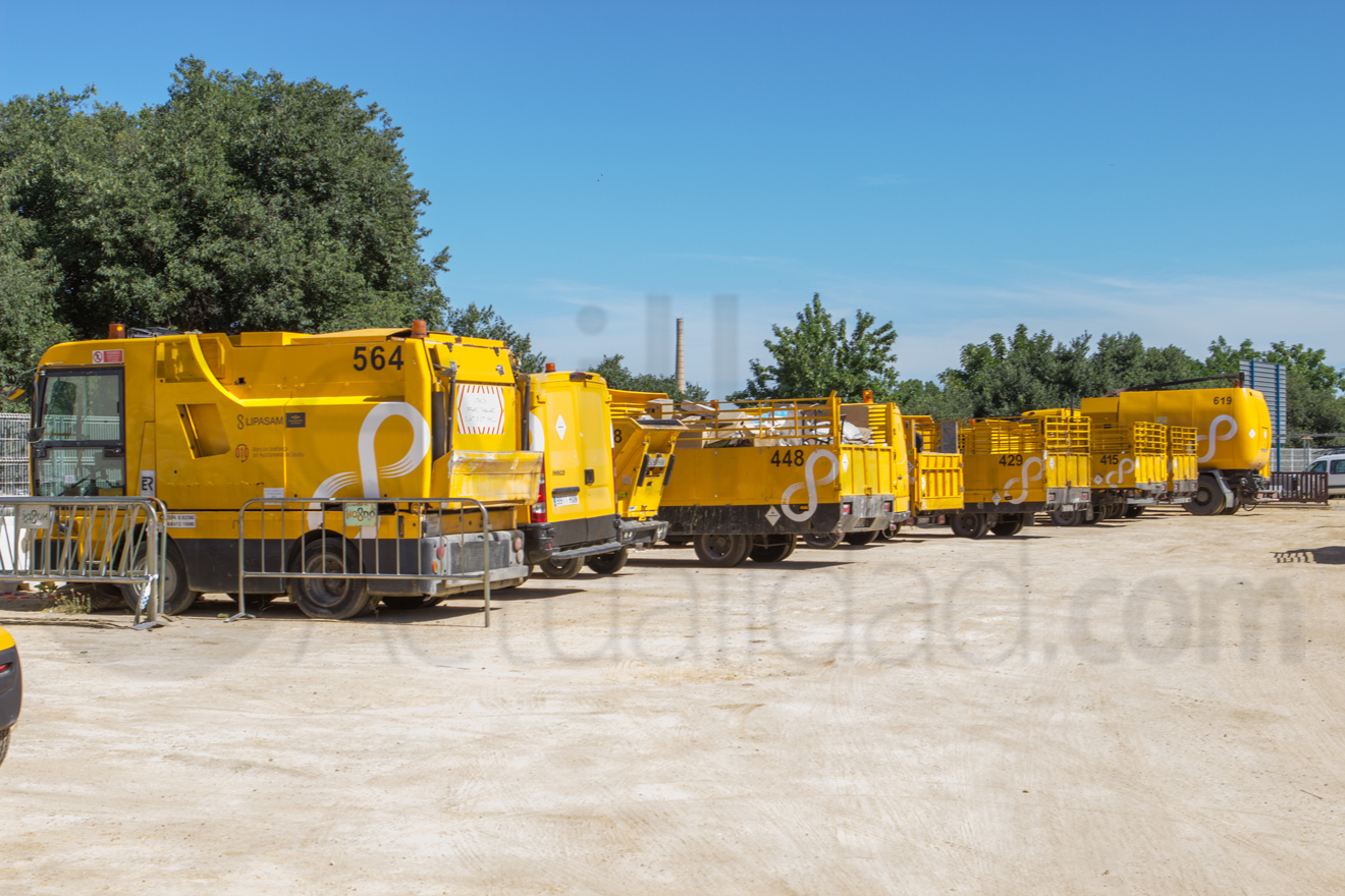 Camiones aparcados de Lipasam