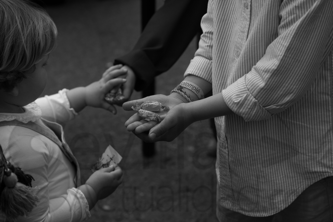 Niños cogiendo caramelos