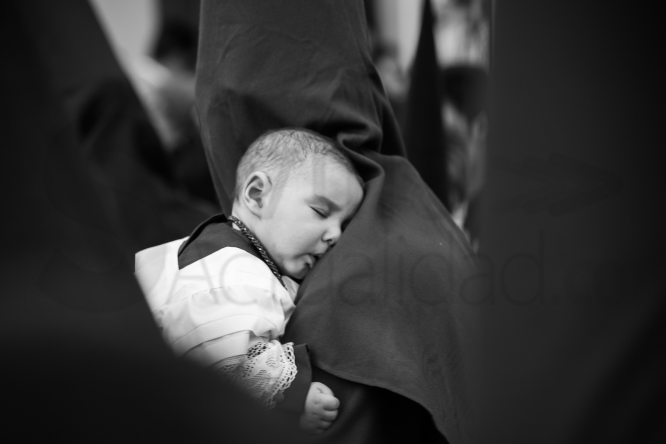 Bebé dormido a hombros de un Nazareno