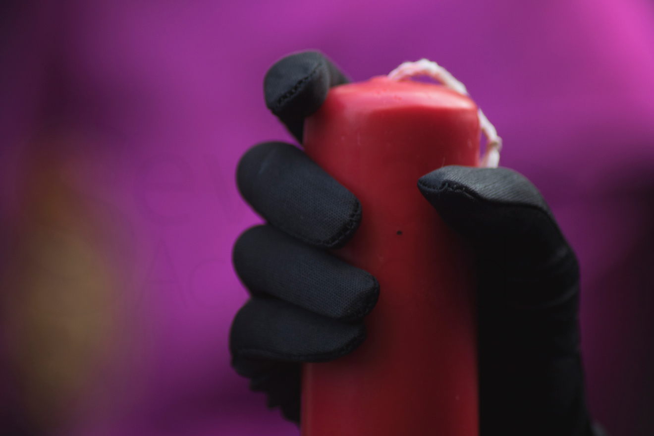 Detalle mano y cirio