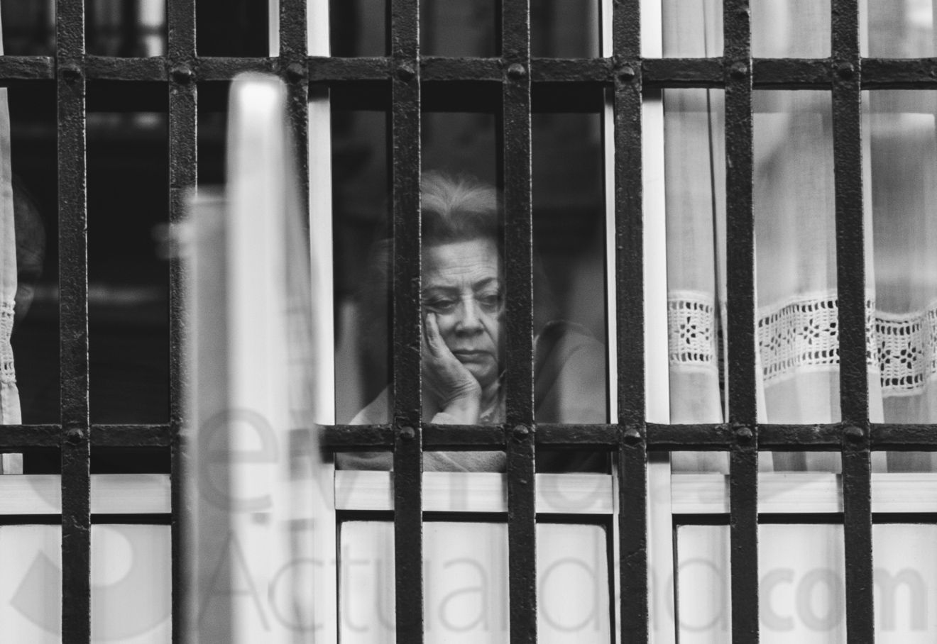 Señora observando el paso