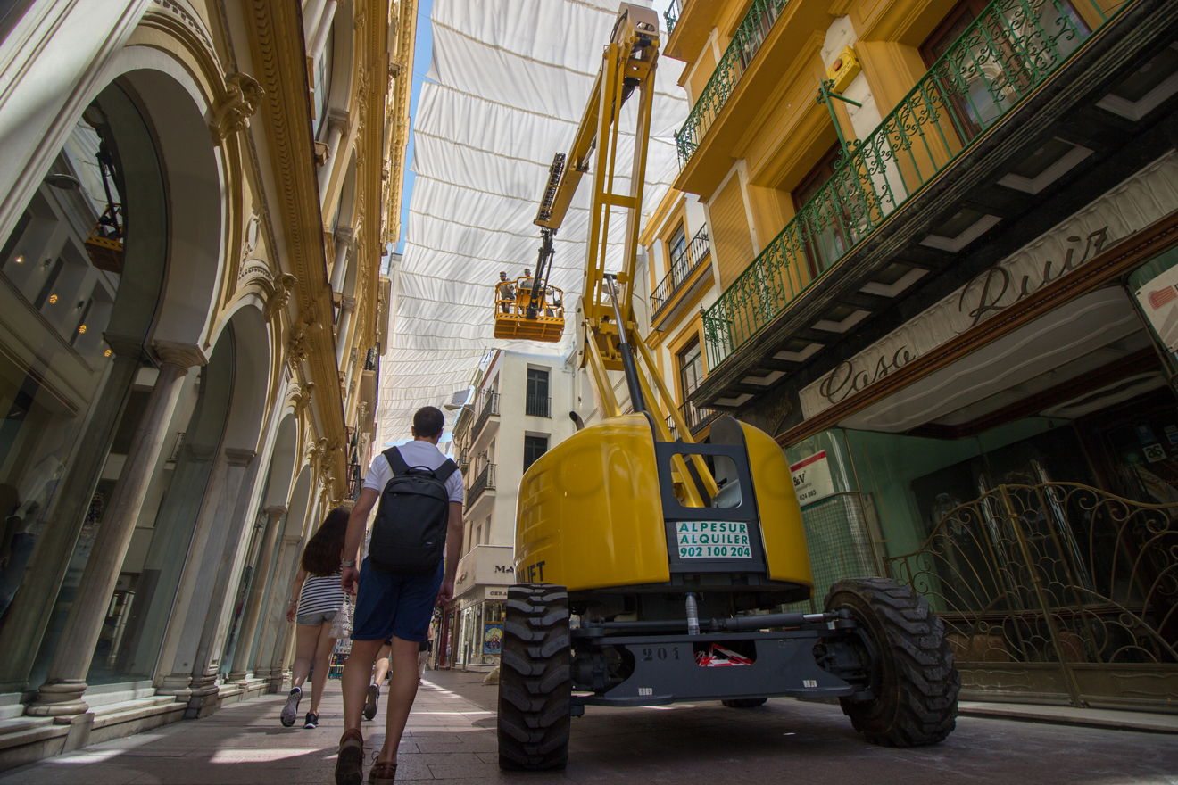 Calle céntrica con toldo