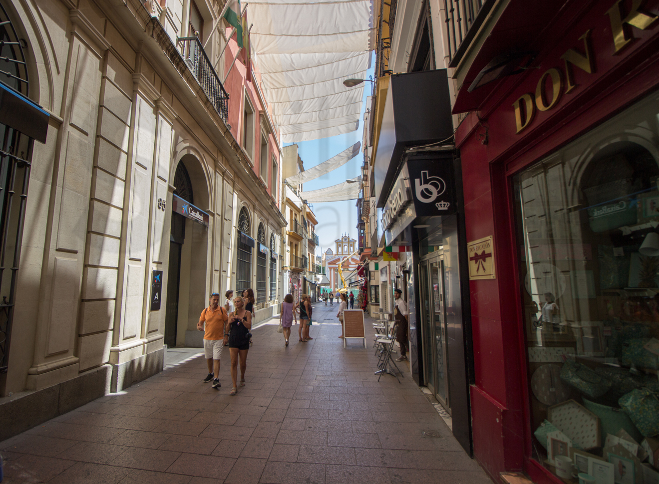 Calle céntrica con toldo