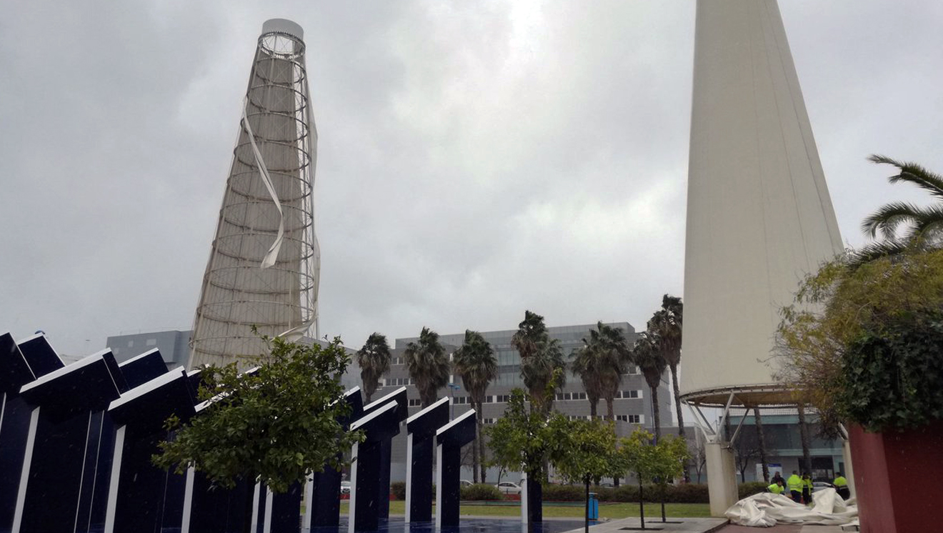 Conos dañados en el Pabellón de la Unión Europea