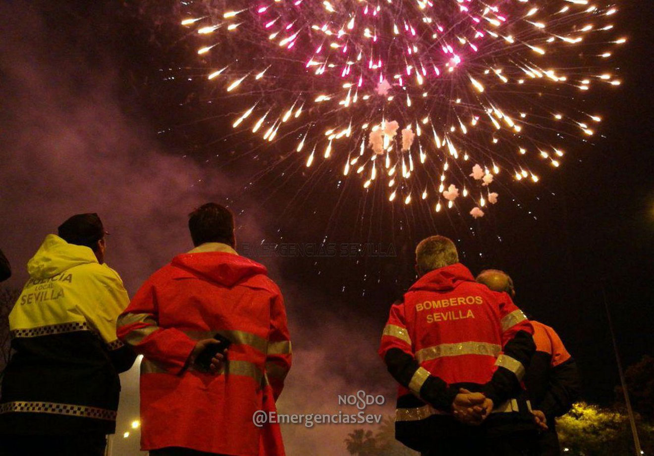 Fuegos artificiales de fin de Feria /@EmergenciasSevi