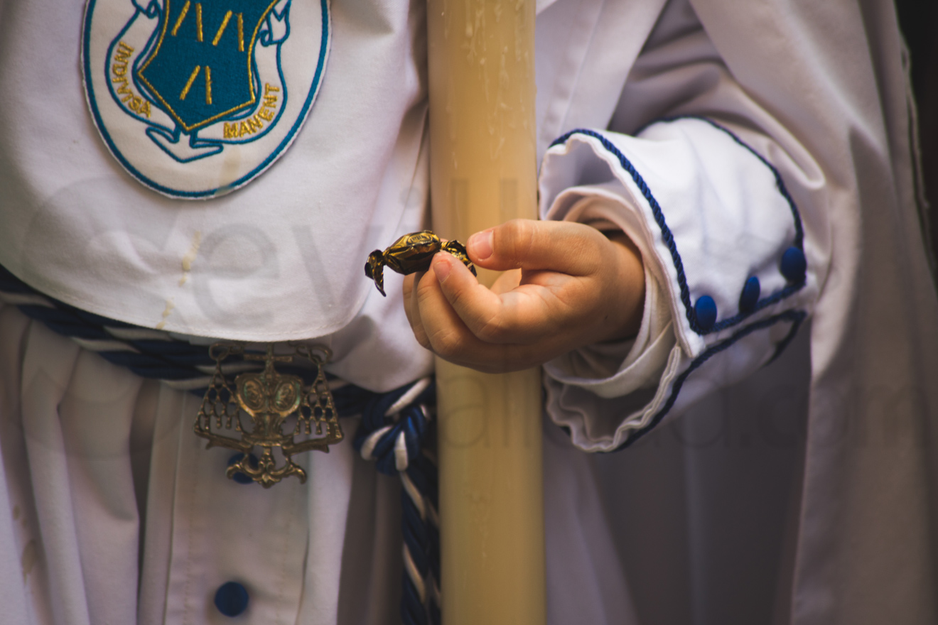 Detalle de un niño con un caramelo