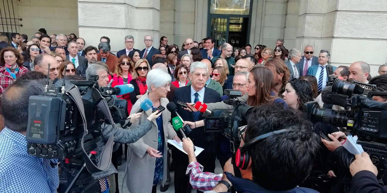 María José Segarra y Damián Álvarez leen el manifiesto/ SA