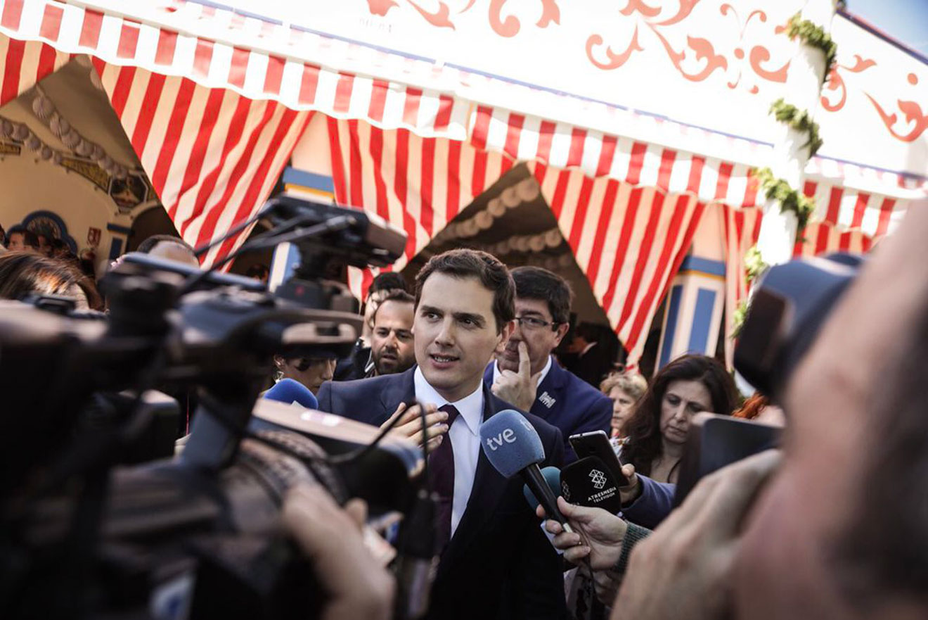 Rivera (Cs) atiende a los medios en la Feria 2018 /@Cs_sevilla_