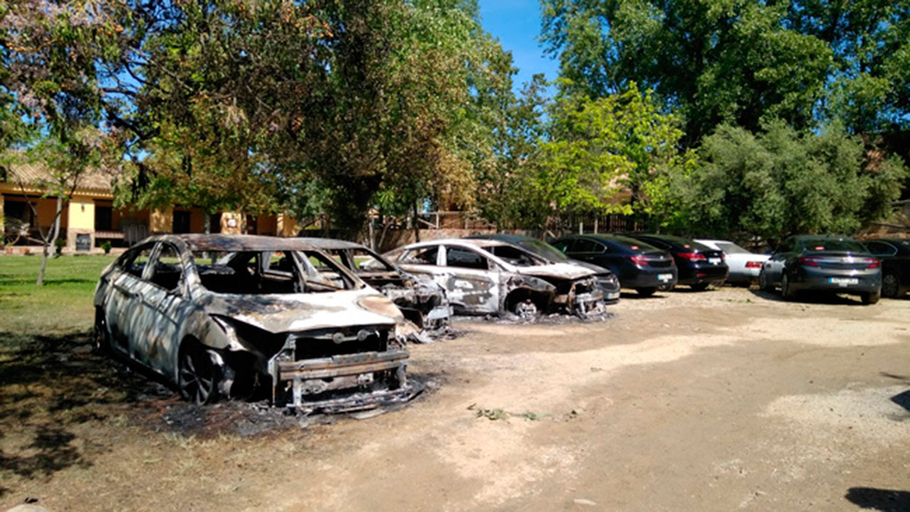 Los coches de Cabify quemados durante la Feria de 2017 /SA
