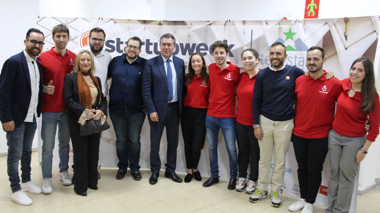 Espadas con el equipo de Sevilla Startup /Sevilla Startup