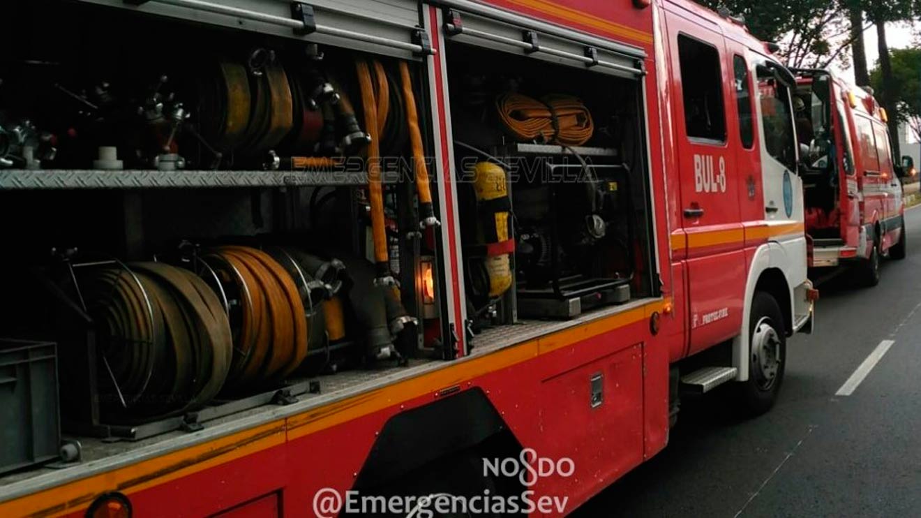 Coches de bomberos desplazados al lugar del incendio /@EmergenciasSev
