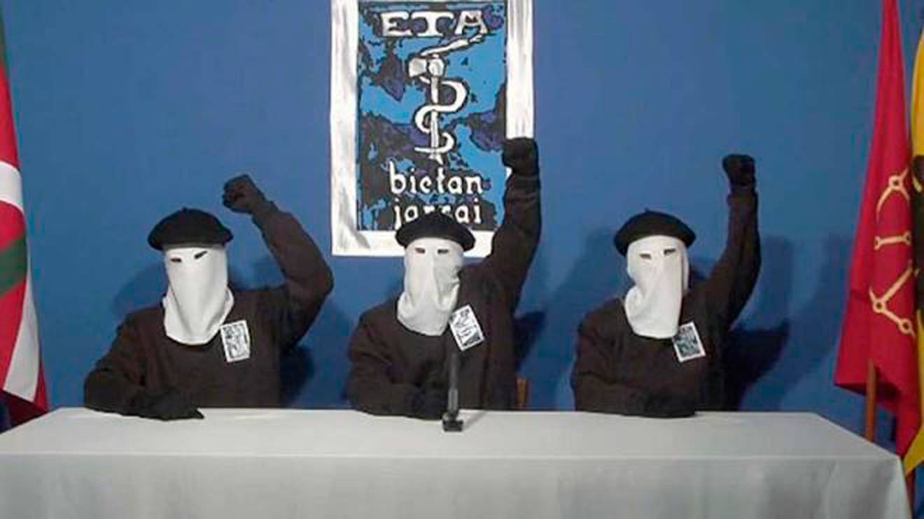Miembros de ETA leen el comunicado /SA