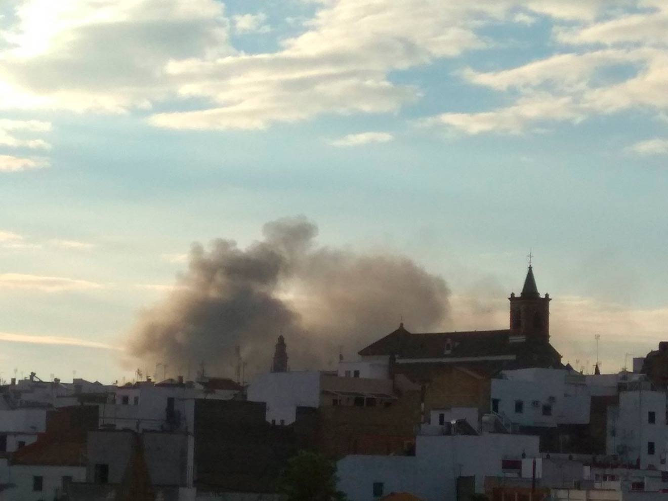 Columna de humo que provocó el incendio del autobús /@vicentegbaeza