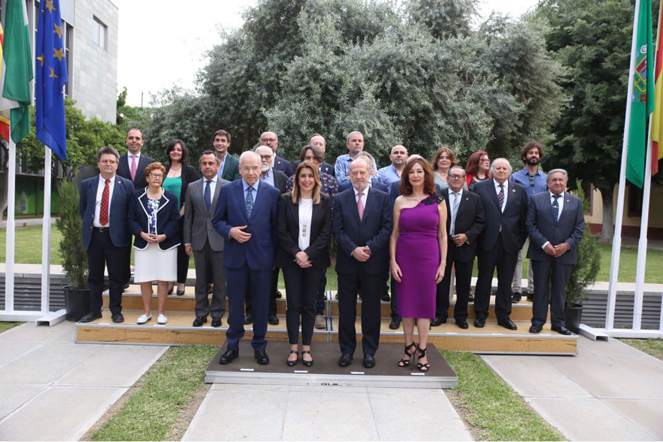 Foto de familia de los galardonados /@DIPUSEVI