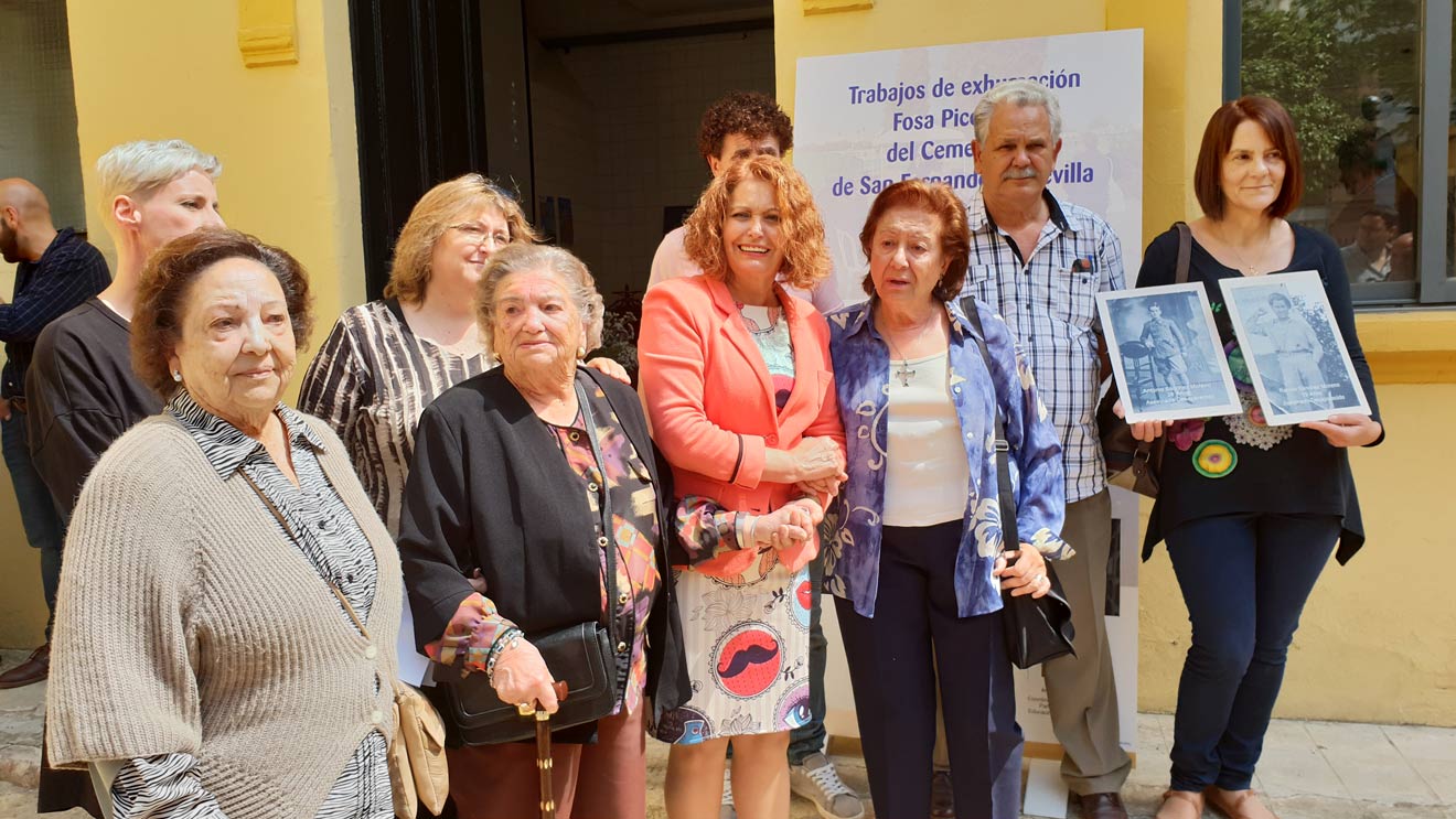 Castaño, junto algunos de los familiares de los represaliados /Ayto. Sevilla