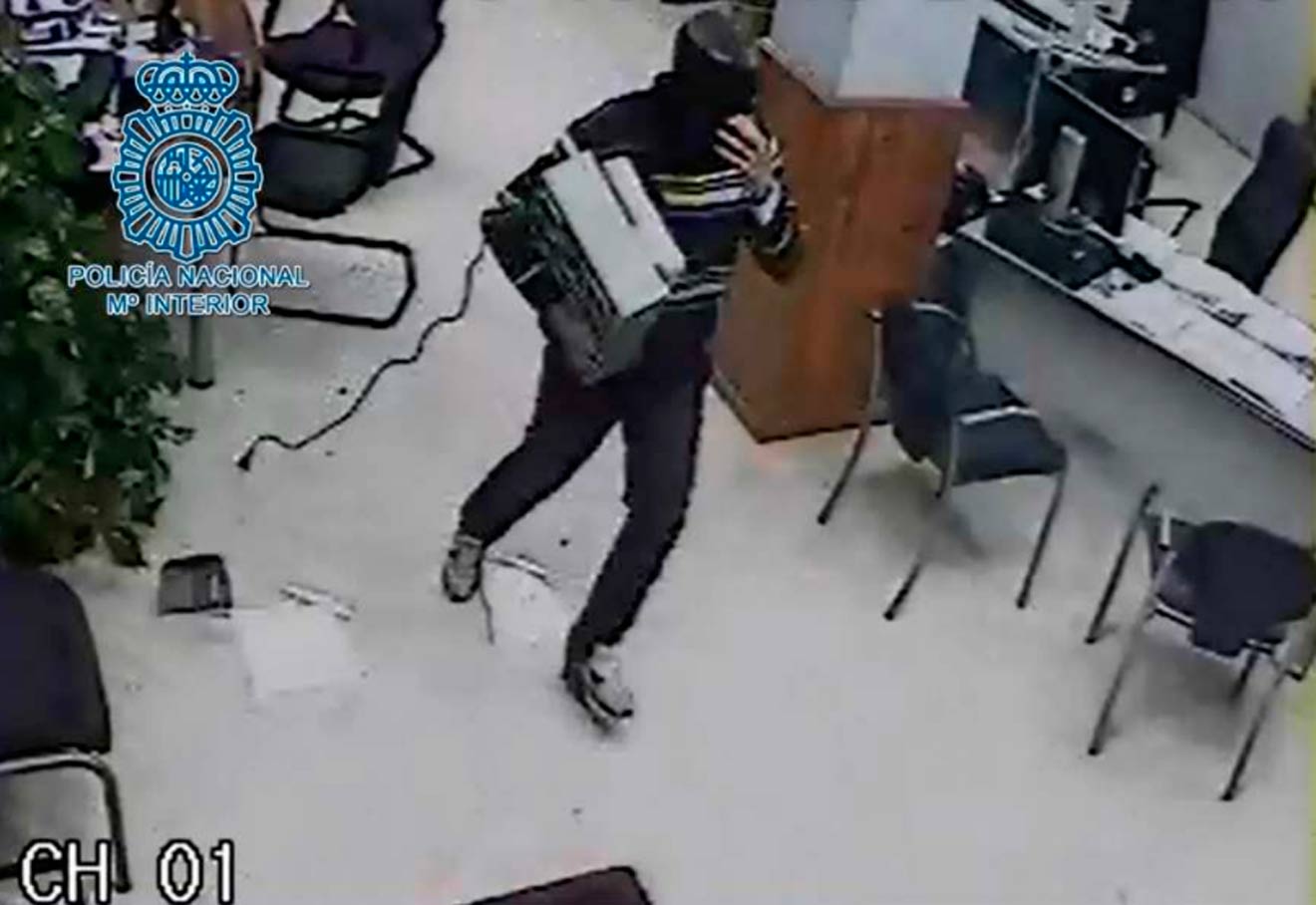 El detenido en pleno robo /Policía Nacional