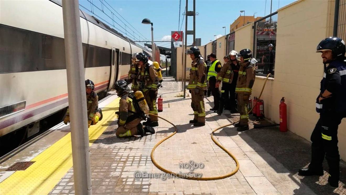 Los bomberos actúan en el tren incendiado /@EmergenciasSev