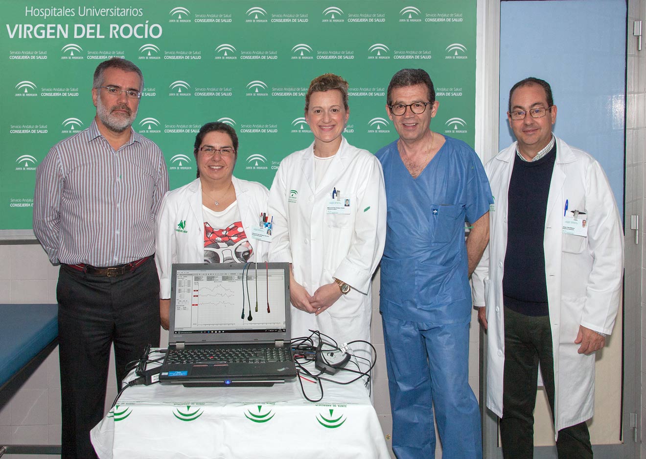 Especialistas con el nuevo equipo de detección de sordera /Virgen del Rocío