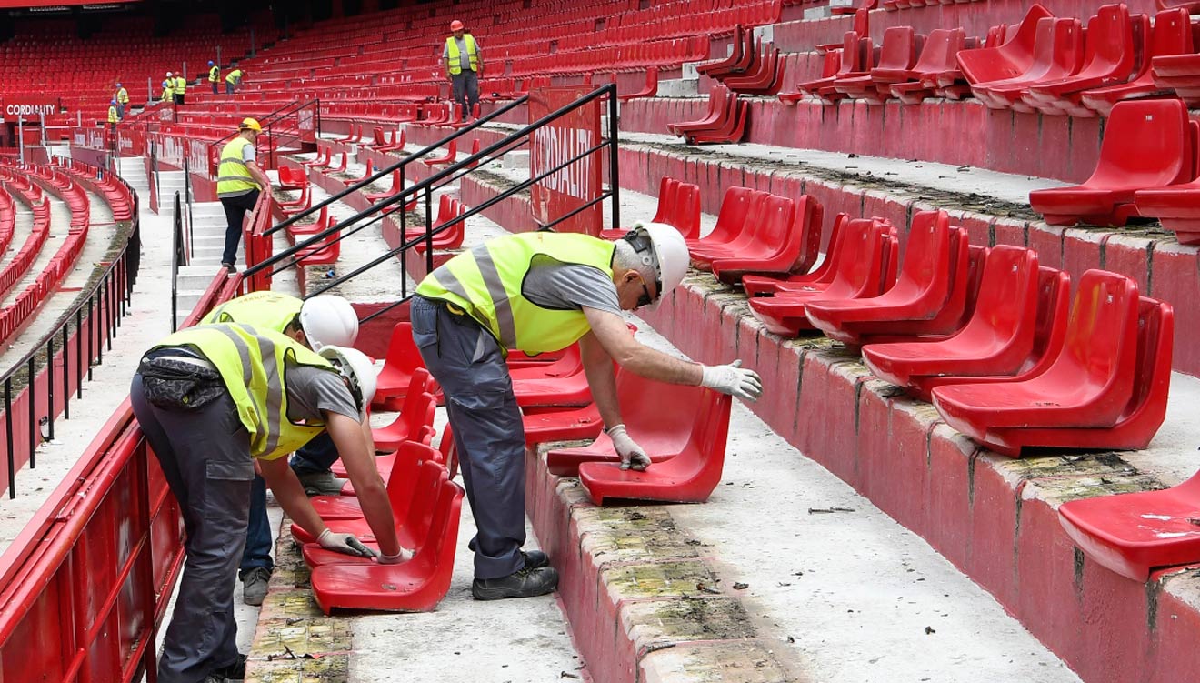 Operarios colocan nuevos asientos en el Sánchez Pizjuán /Sevilla FC