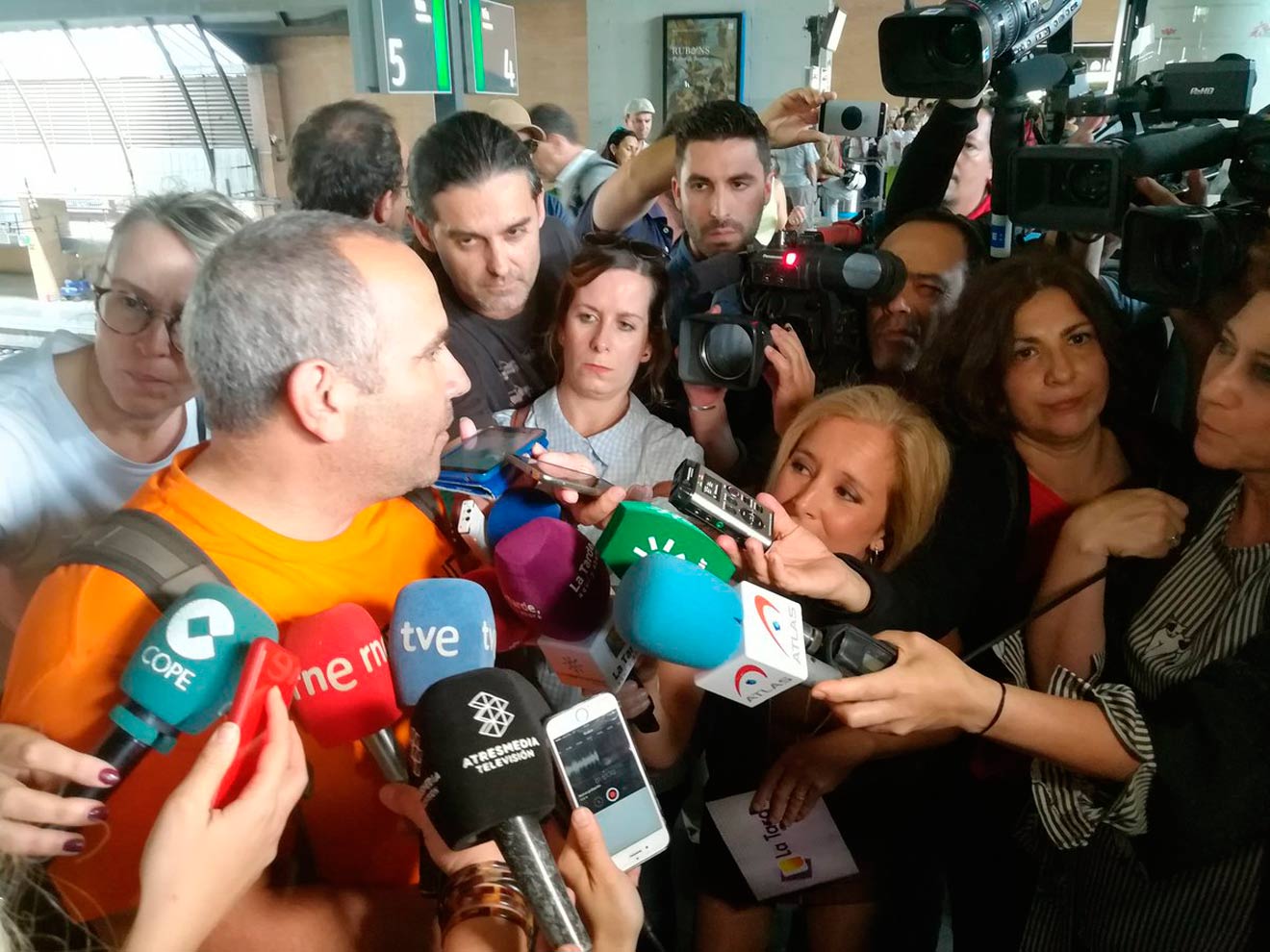 Los bomberos a su llegada al Sevilla /@EmergenciasSev