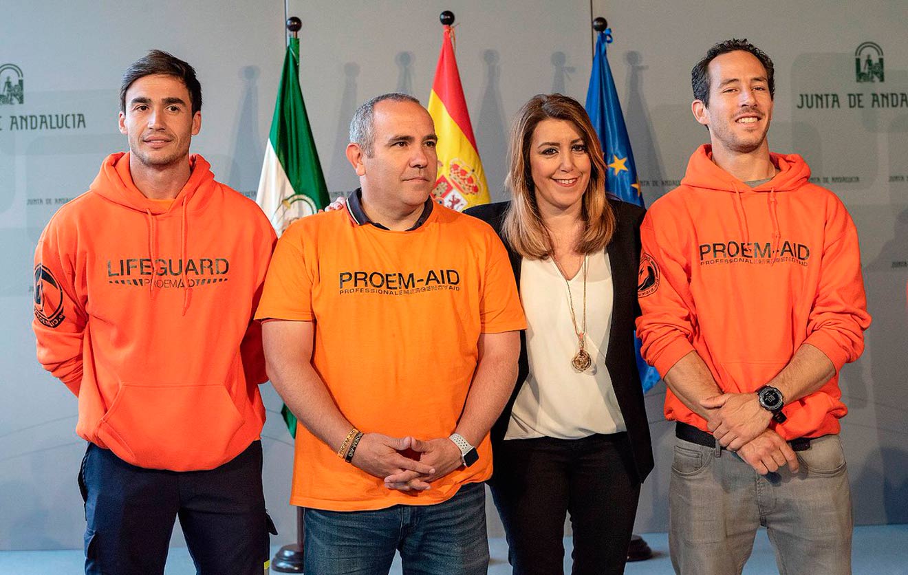 Susana Díaz recibe a los tres bomberos sevillanos /@susanadiaz