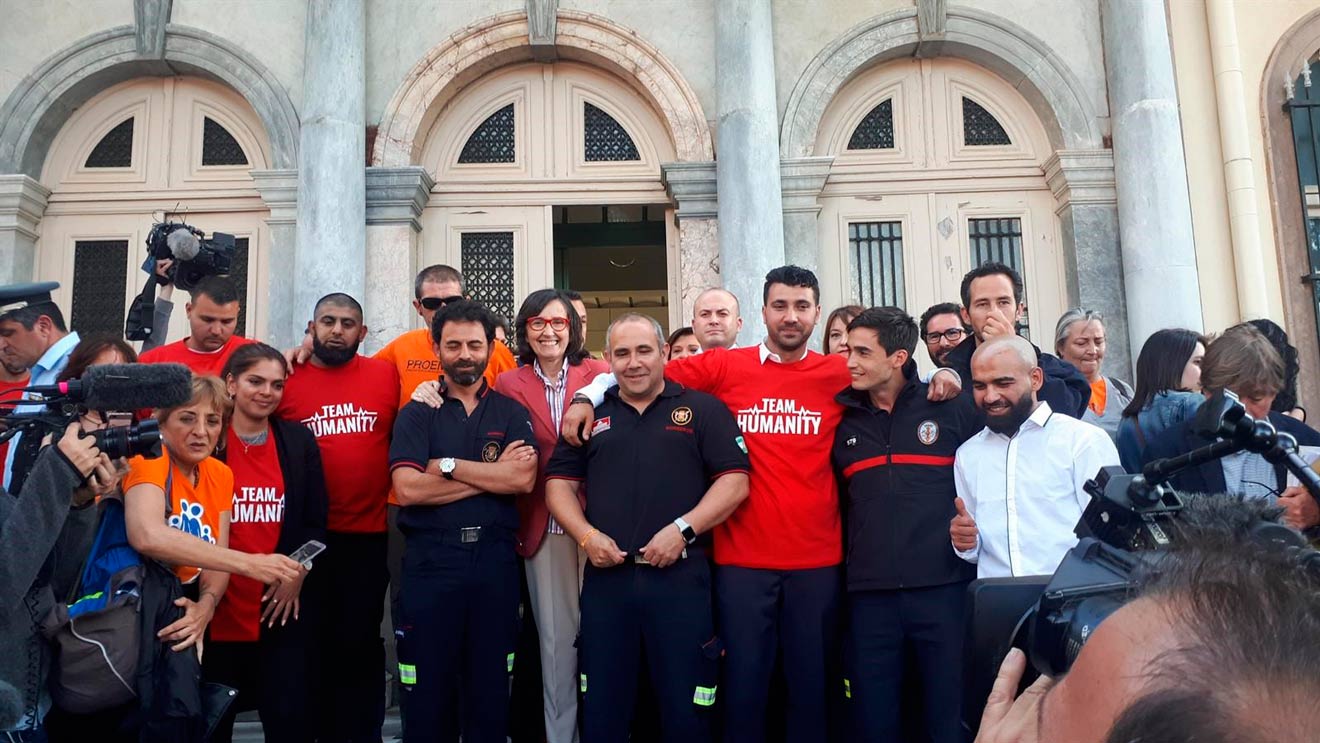 Bomberos sevillanos tras conocerse la sentencia /Parlamento