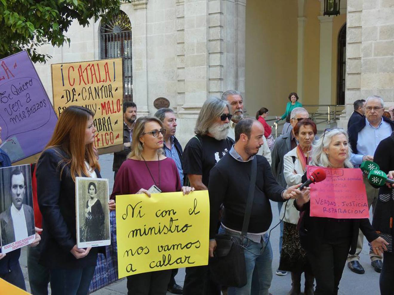 Concentración memorialista /@iusevillaciudad