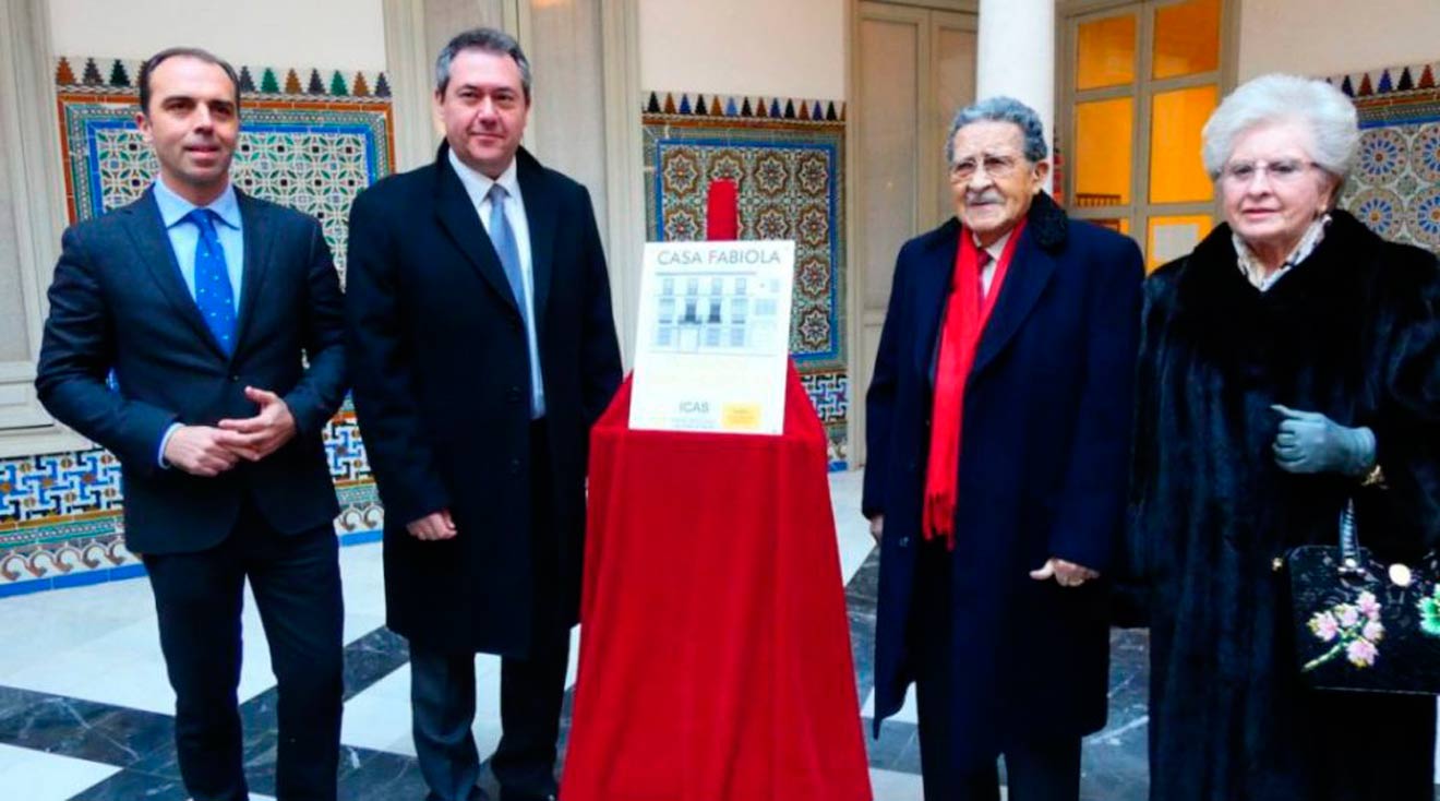 Firma del acuerdo con Mariano Belllver en la Casa Fabiola /Archivo