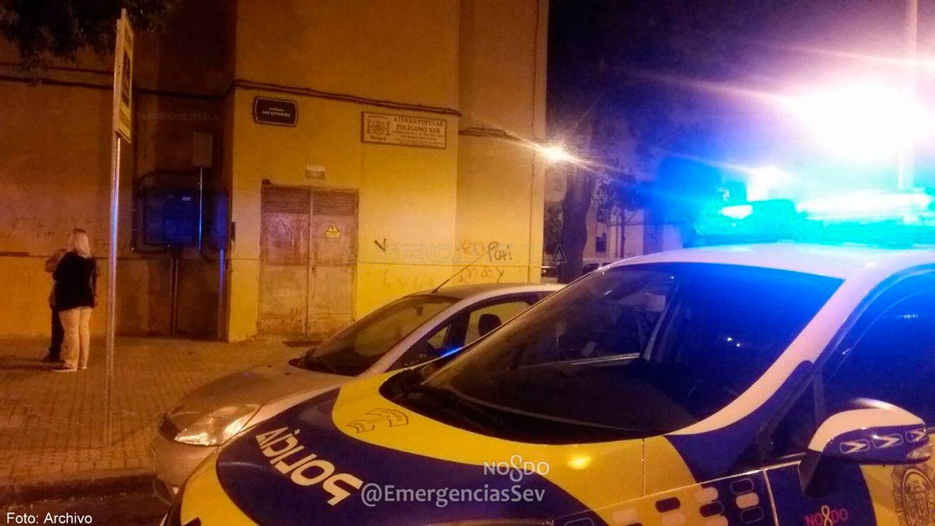 La Policía en el lugar donde detuvo al supuesto ladrón /@EmergenciasSev