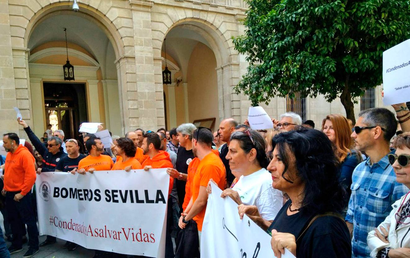 Concentración en apoyo a los bomberos /@participasvq